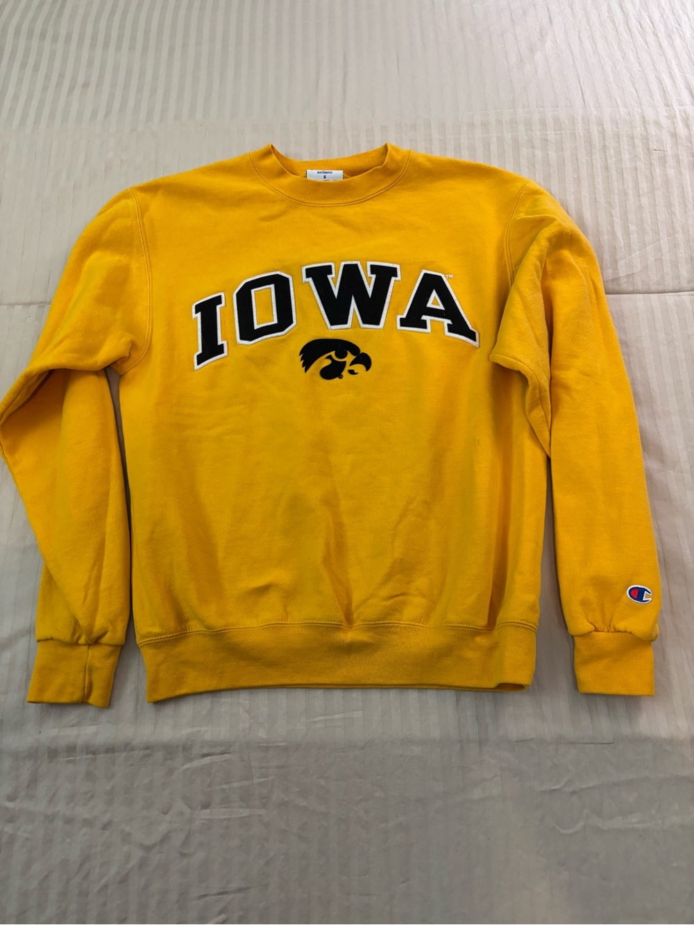Champion Iowa Hawkeyes Sweatshirt Women Small Yellow Crew Neck Pullover NCAA